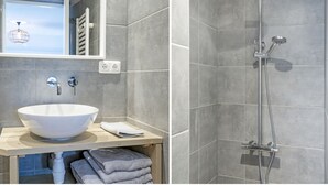 Bathroom - Scenic Apartment in Bantega near Tjeukemeer Lake (Bantega)