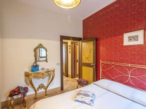 House | 2 bedrooms, bed sheets - Lavish Home in Fermo With Pool (Fermo)