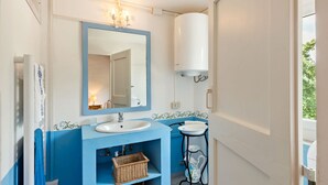 Combined shower/bathtub, towels - Plush Apartment in Morro D'alba With Pool (Morro d'Alba)
