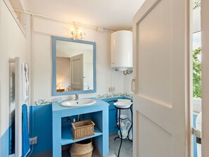 Combined shower/tub, towels - Plush Apartment in Morro D'alba With Pool (Morro d'Alba)
