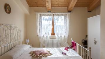 3 bedrooms, individually furnished, iron/ironing board, bed sheets