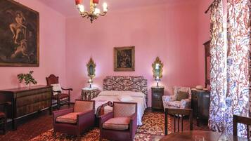 House | 4 bedrooms, individually furnished, iron/ironing board, bed sheets
