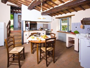 House | Private kitchen | Electric kettle - Romantic Countryside Getaway (Acqualagna)