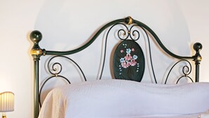 1 habitación, muebles diferentes y ropa de cama