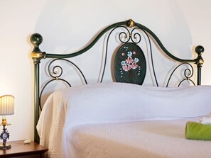 1 Schlafzimmer, individuell eingerichtet, Bettwäsche
