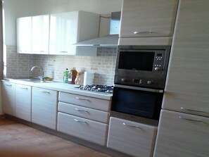 Fridge, oven - Refreshing Holiday Home in Terme Vigliatore With Garden (Terme Vigliatore)