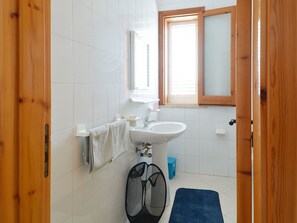 Shower, hair dryer, towels - Enticing Apartment in Marina Di Ragusa With Swimming Pool (Ragusa)