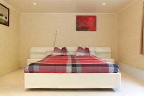 1 bedroom, individually furnished, bed sheets - Tranquil Farmhouse near Forest in Ulicoten with Terrace (Ulicoten)