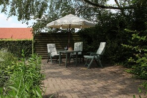 House | Balcony - Tranquil Farmhouse near Forest in Ulicoten with Terrace (Ulicoten)