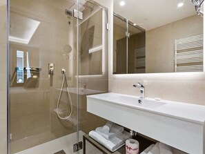 Apartment | Bathroom | Shower, towels