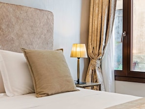 1 bedroom, bed sheets - Brand new Boutique Apartment in the Heart of Venice (Venice)