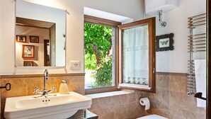 Een douche, handdoeken
