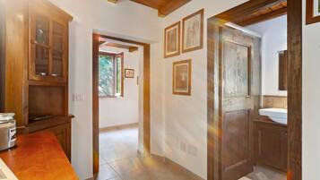 3 camere, con arredamento individuale, lenzuola