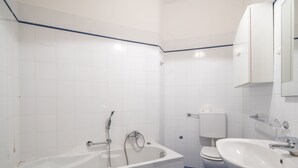 Bathroom - Beachfront Apartment in Arma di Taggia With Balcony (Taggia)