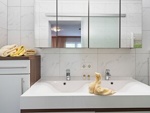 Buồng tắm vòi sen, khăn tắm 