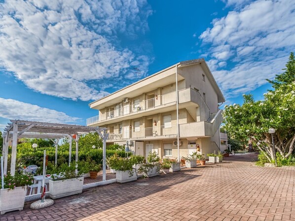 Exterior - Inviting Apartment in Loano With Swimming Pool (Loano)