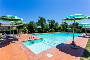 Outdoor pool - Tuscan Countryside Stay (Casole d'Elsa)
