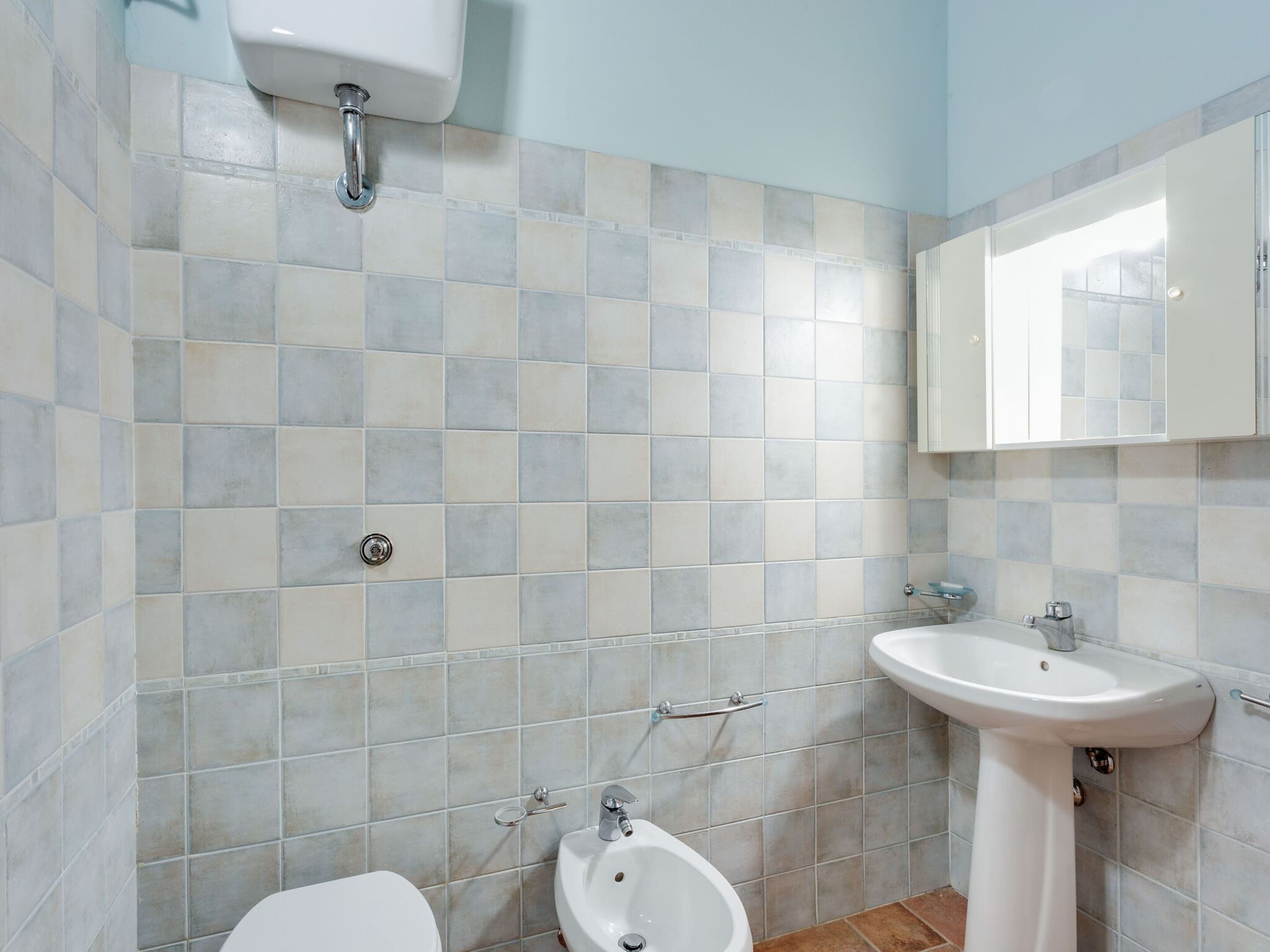 Ein Badezimmer mit Toilette, Bidet und Waschbecken.