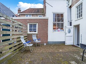 Balcony - Pleasant Holiday Home in Enkhuizen With Netflix and Garden (Enkhuizen)