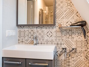 Shower, towels - Pleasant Holiday Home in Enkhuizen With Netflix and Garden (Enkhuizen)