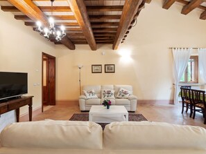 Villa | Living area - Villa in Belforte Near Sasso Simone Park (Belforte all'Isauro)