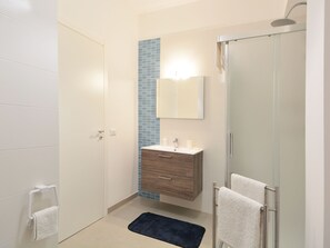 Shower, towels - Lovely Apartment in Marina Di Ragusa With Private Terrace (Ragusa)