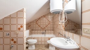 Shower, hair dryer, towels - Attractive Apartment in Loano With Garden (Loano)