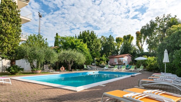 Pool - Lovely Apartment in Loano near Sea Beach (Loano)