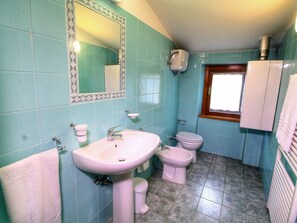 Shower, towels - Delightful Apartment With Swimming Pool, Garden, Fireplace (Caprese Michelangelo)