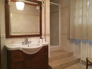 Bathtub, towels