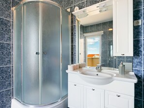Shower, towels - Attractive Apartment in Podstrana With Balcony (Podstrana)