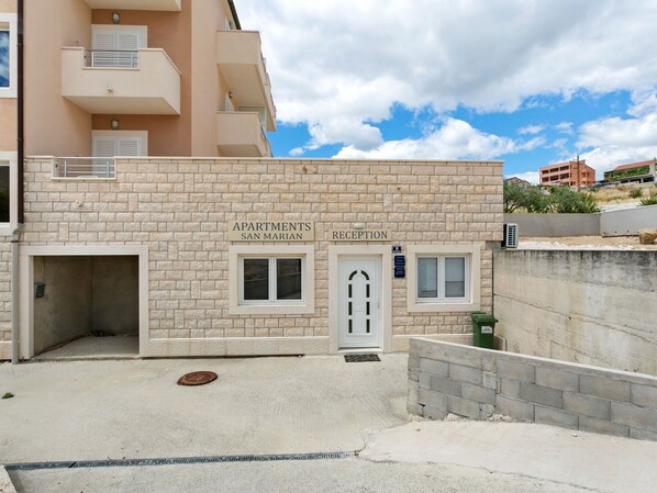 Exterior - Attractive Apartment in Podstrana With Balcony (Podstrana)