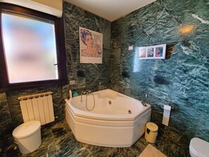 Bathtub, towels - Attractive Apartment in Varazze With Swimming Pool (Varazze)