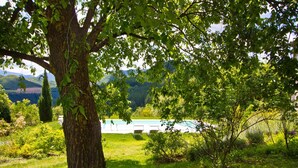 A tree-lined outdoor area with a pool and lounge chairs. - Eco-retreat With Pool (Acqualagna)