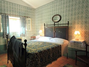 4 عدّة غرف نوم وطر از فريد لكل وحدة وملاءات أسرّة