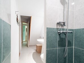 Shower, towels - Idyllic Holiday Home in Dégagnac With Jacuzzi Near River (Degagnac)
