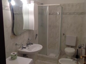Douche, serviettes fournies