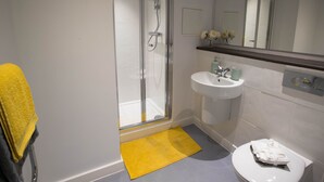 Apartment | Bathroom | Shower, towels - Simplistic Apartment in Liverpool near Anfield Stadium (Liverpool)