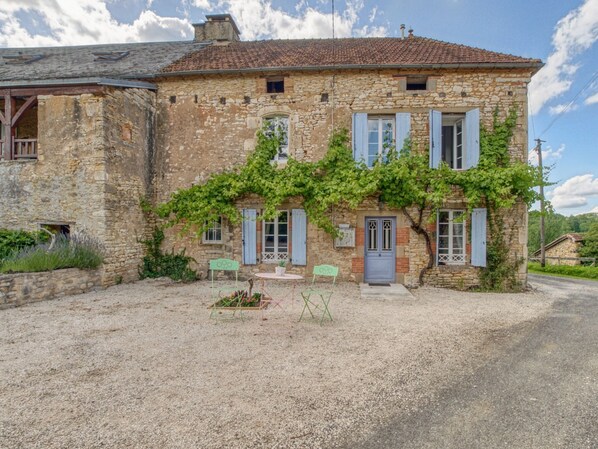 Exterior - Alluring Holiday Home in Dégagnac With Jacuzzi (Degagnac)