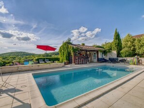 Outdoor pool - Alluring Holiday Home in Dégagnac With Jacuzzi (Degagnac)
