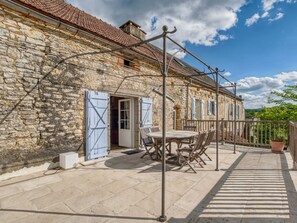 Balcony - Alluring Holiday Home in Dégagnac With Jacuzzi (Degagnac)