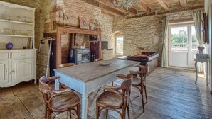 Dining - Alluring Holiday Home in Dégagnac With Jacuzzi (Degagnac)