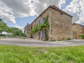 Exterior - Alluring Holiday Home in Dégagnac With Jacuzzi (Degagnac)