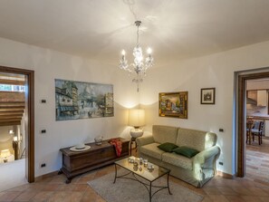 Living room - Majestic Villa in Urbino With Private Swimming Pool (Urbino)