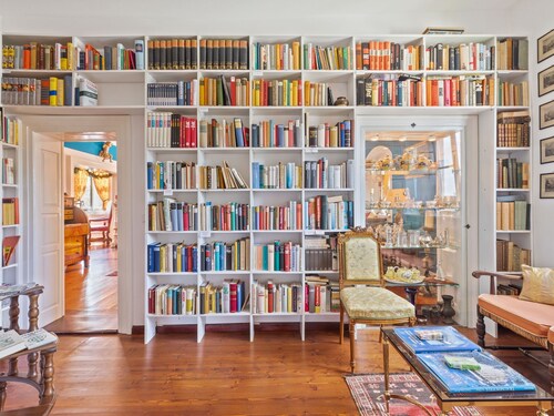 Lavish Castle in Riedenburg with Garden near Lake