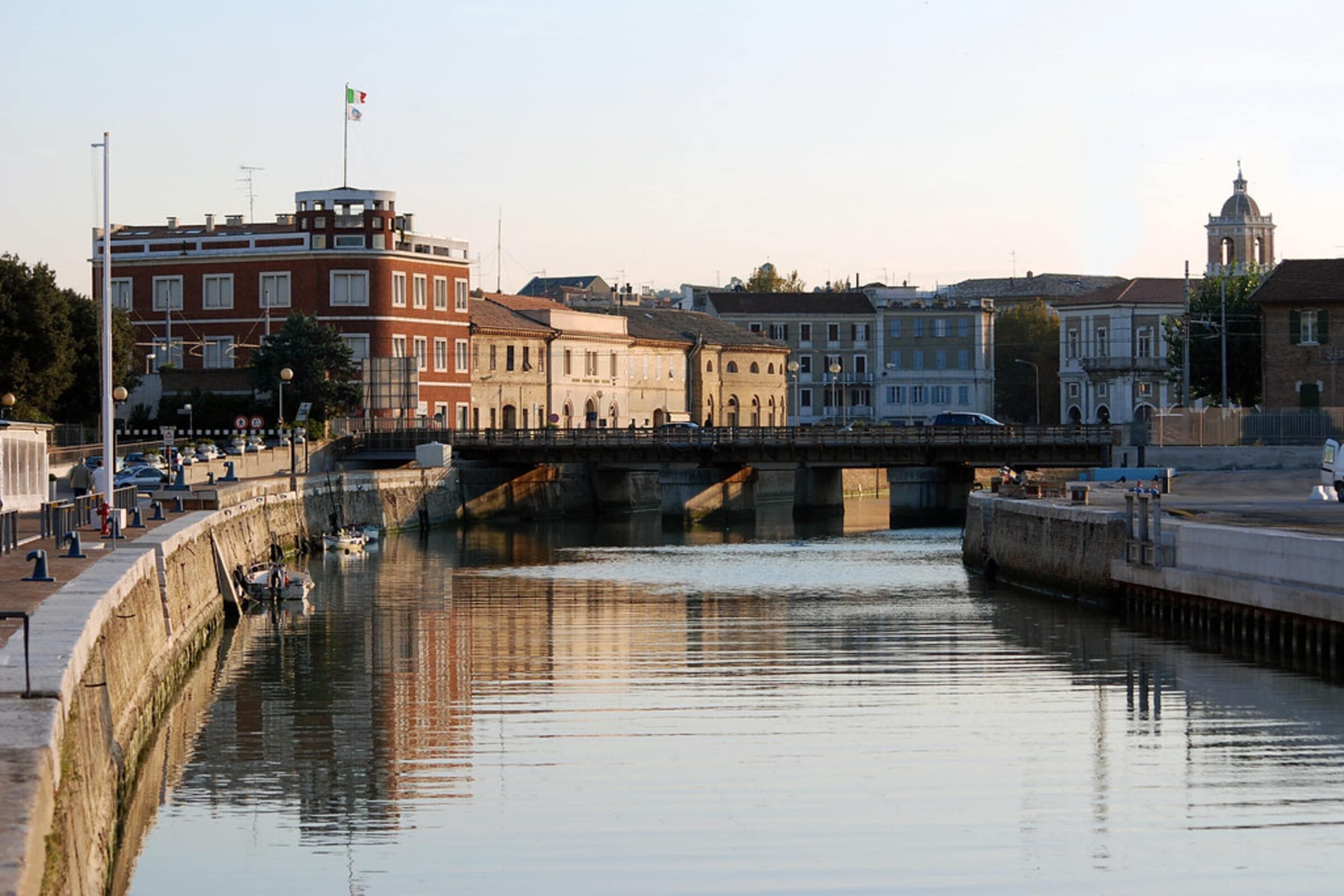Un canal con un puente y edificios a ambos lados.