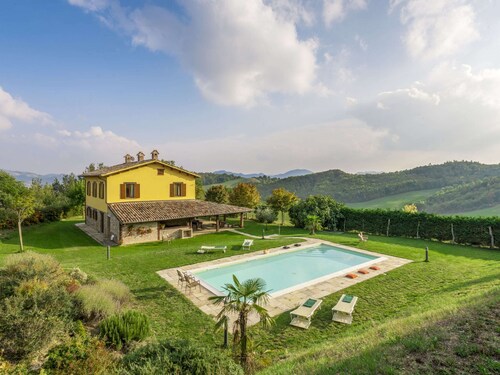 Villa in Piandimeleto With Pool & Sauna