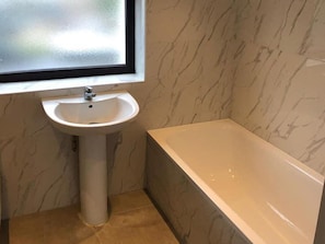 Combined shower/tub, towels