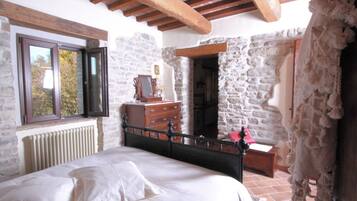 Apartment | 2 bedrooms, individually furnished, iron/ironing board, bed sheets