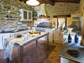 Villa | Private kitchen - Belvilla by OYO La Rocca (Apecchio)
